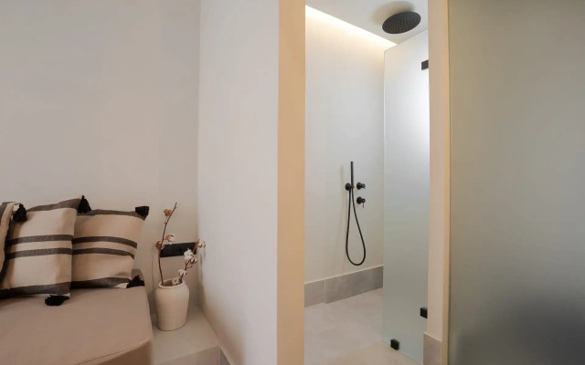 Polis of Naxos Stylish Suites