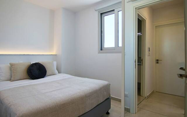 Phaedrus Living: Seaside Executive Flat Harbour 203