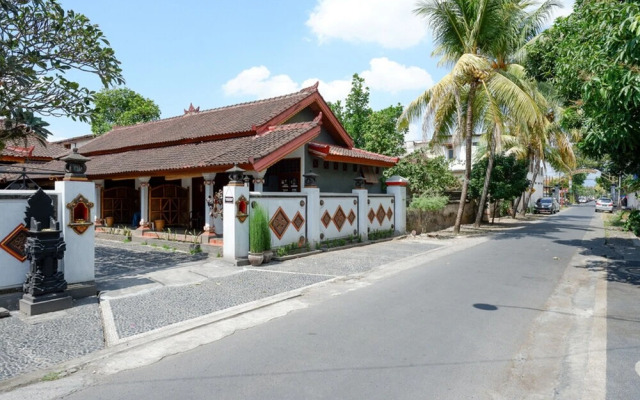 RedDoorz near Mayura Park Lombok 2