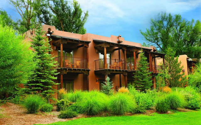 El Monte Sagrado Living Resort & Spa