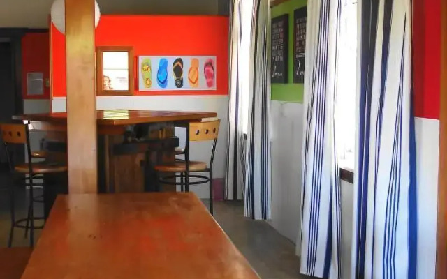 Ducks & Drakes Boutique Motel & Backpackers