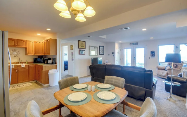 Waterfront PNW Escape w/ Deck & Beach Access!