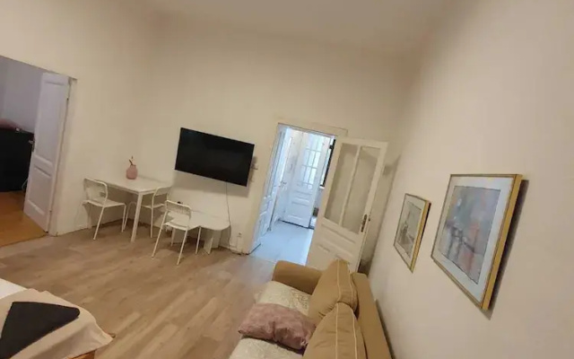 Modern 2BR Apt Near Karlsplatz