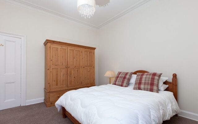 Spacious and Bright Polworth Flat