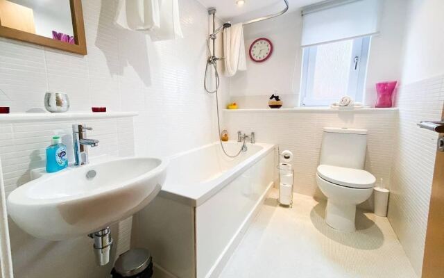 Glasgow Ellerslie Path 2bd Home - Parking