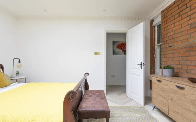 Stunning 4-bed Property in London-parking & Garden