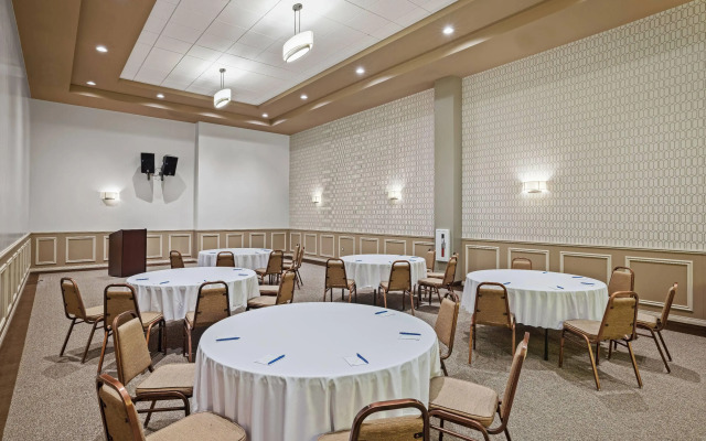 Days Inn & Suites by Wyndham Winkler