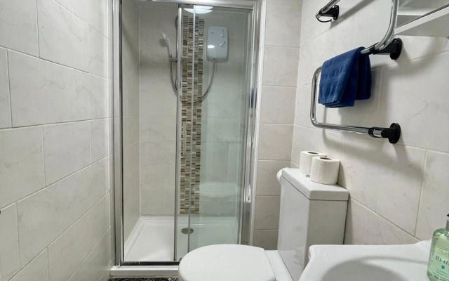 6 Person, 4 Bedroom Light, Warm & Modern Apartment