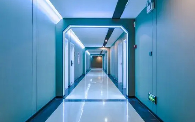 Seven o'clock Sunshine E-sports Hotel (Hebi Xinghe Street Yulong Shopping Center)