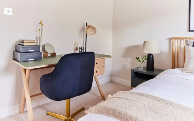 The Sussex Way Studio - Pleasing 1bdr Flat With Balcony