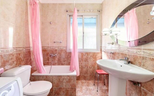 Chalet acogedor con piscina muy cerca de Granada