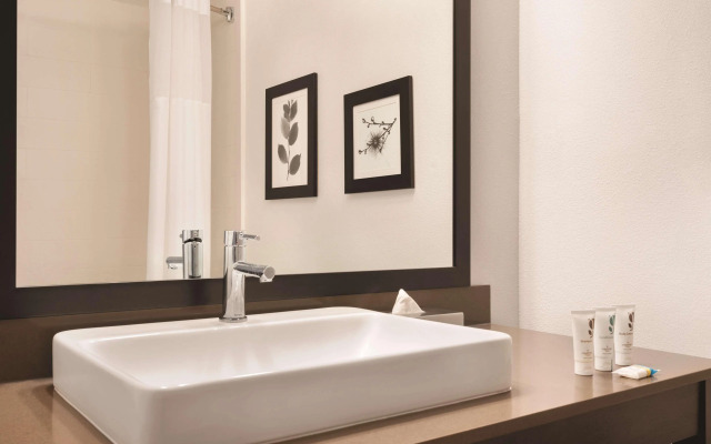 Country Inn & Suites by Radisson, Savannah Midtown, GA