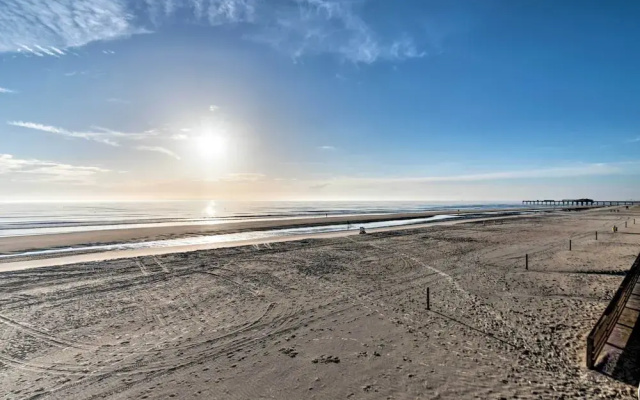 Oceanfront Daytona Beach Studio w/ Balcony!