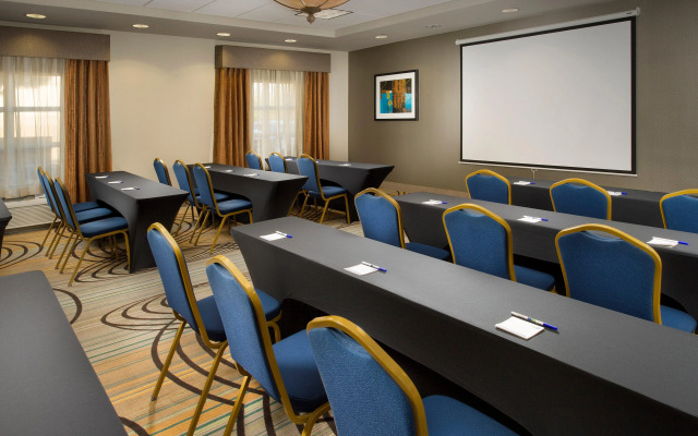 Holiday Inn Express & Suites DFW - Grapevine by IHG
