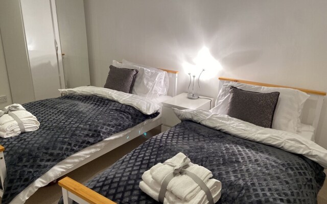 Royal Oak Apartment in Manchester Central Location