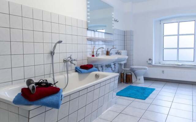 Courtyard View - Manor by the Lake