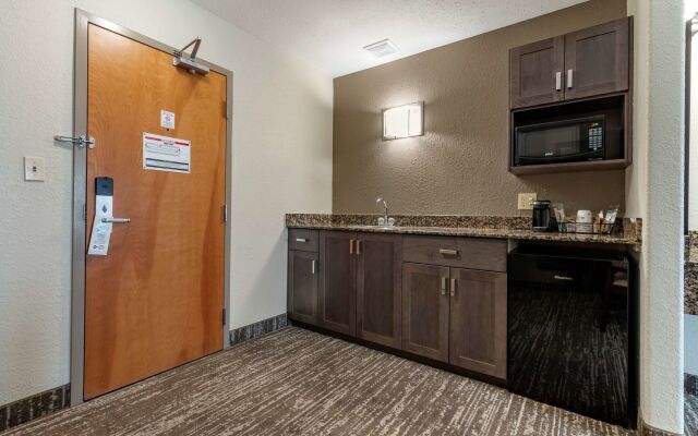 Best Western Plus Pembina Inn & Suites
