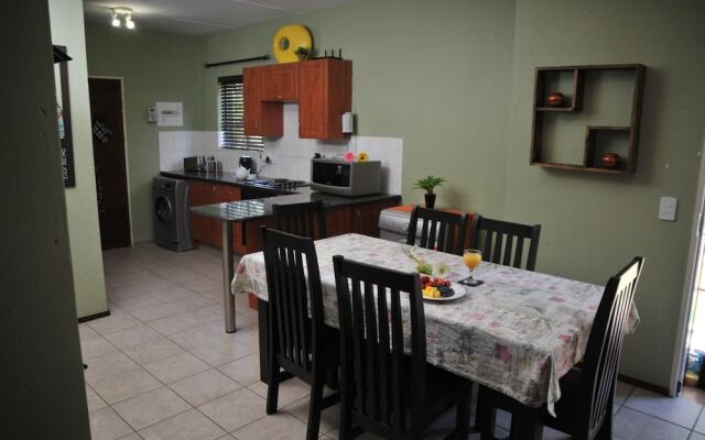 Summer Garden Guest House (Garden Shed)