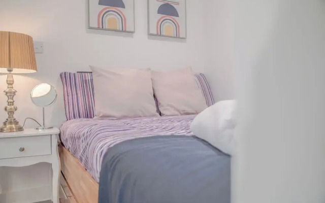 Chic and Cheerful pad in Sheffield City