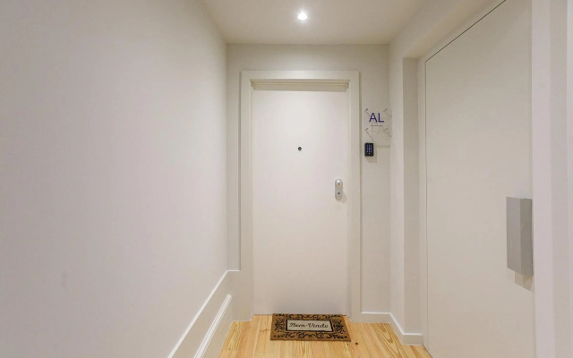 LovelyStay - Downtown Studio with Pool, AC and Balcony