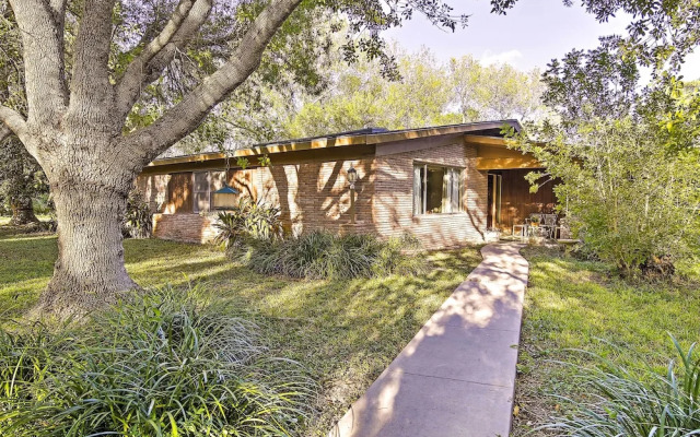 Mid-century Hideaway: Spacious Brownsville Home!