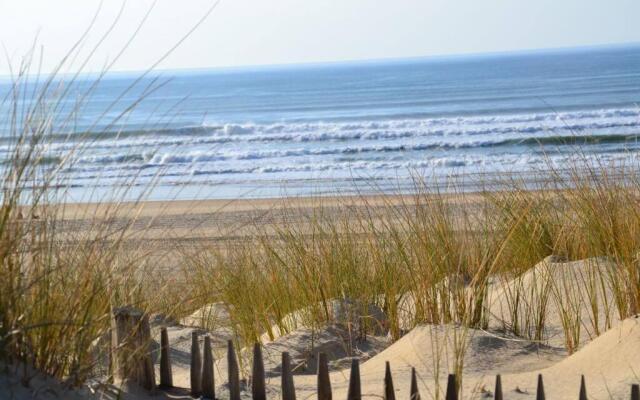 Maison au milieu des pins entre golf et océan