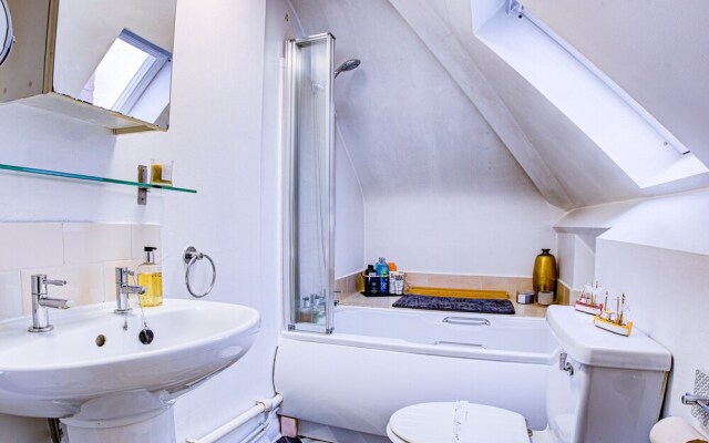 Entire Artistic Open-plan Top Floor Apartment