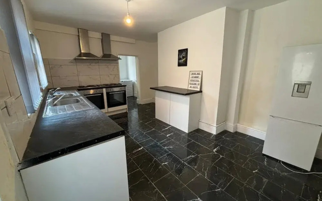 Luxe Spacious 5-bed House in Liverpool