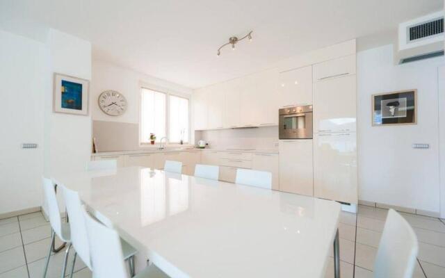 4 bedroom apartment with pool & jacuzzi