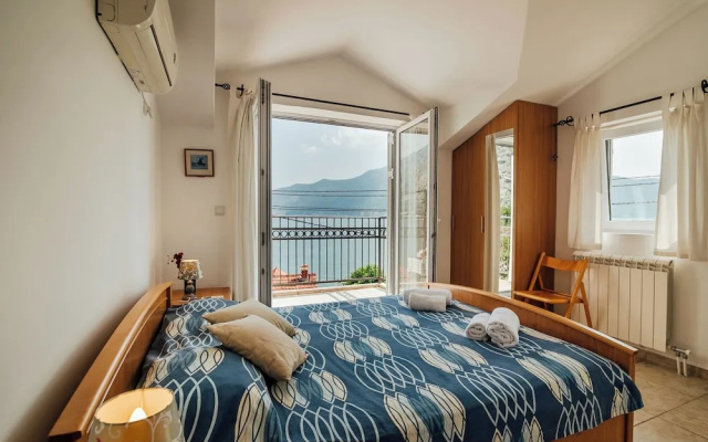 Spacious Family 4BR Seaside House, Fantastic Sea Views, 20 Meters to Beach