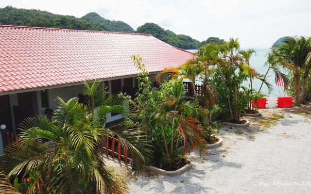 Penarak Bamboo Beach Motel