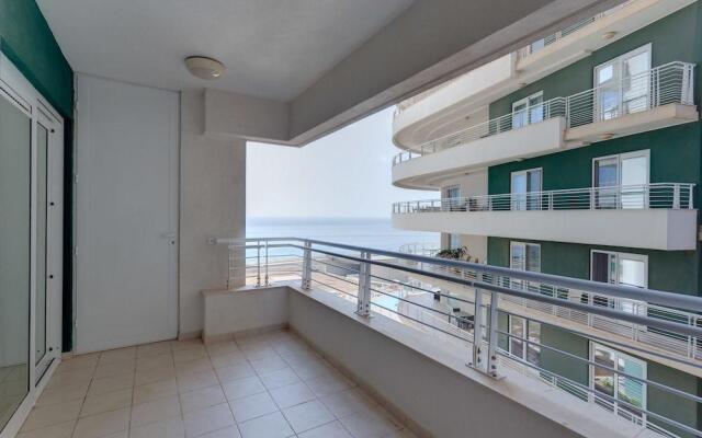 Stunning Seafront Lux Apt wt Pool, Upmarket Area