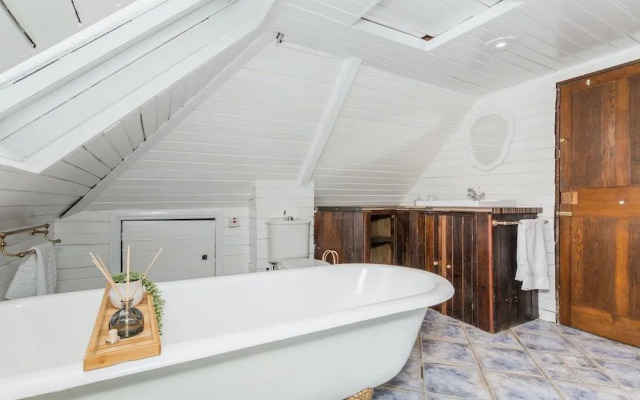 Dyke Farm Barn | By Huluki Sussex Stays