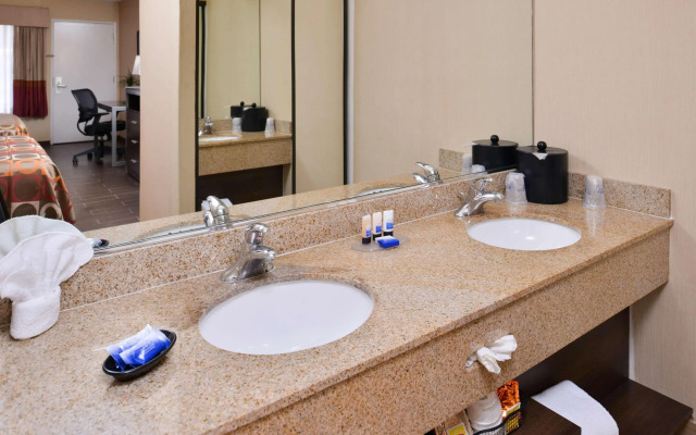 Best Western Plus Raffles Inn & Suites