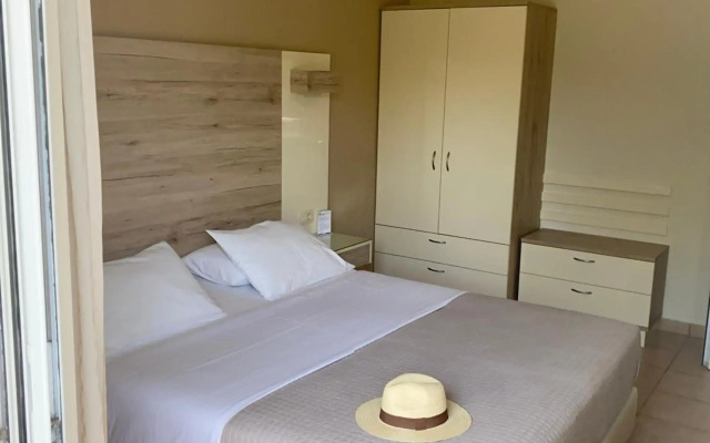 Poseidon Studios & Apartments