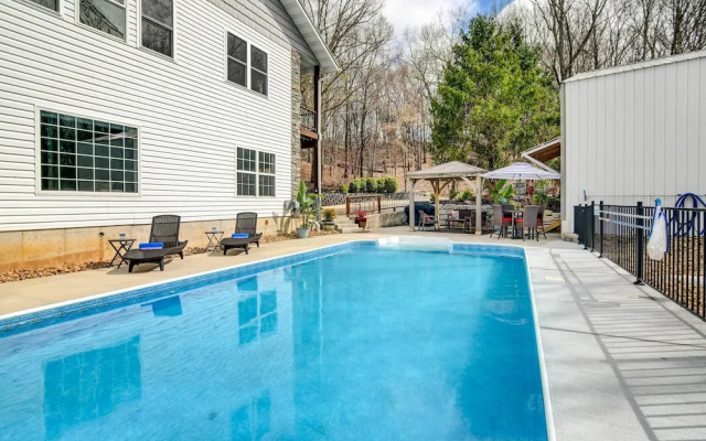 Hot Tub + Game Room! Secluded Branson Escape
