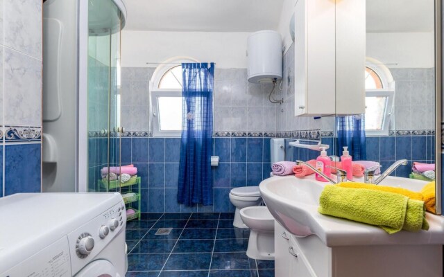 Beautiful Home in Sisan With Wifi and 4 Bedrooms