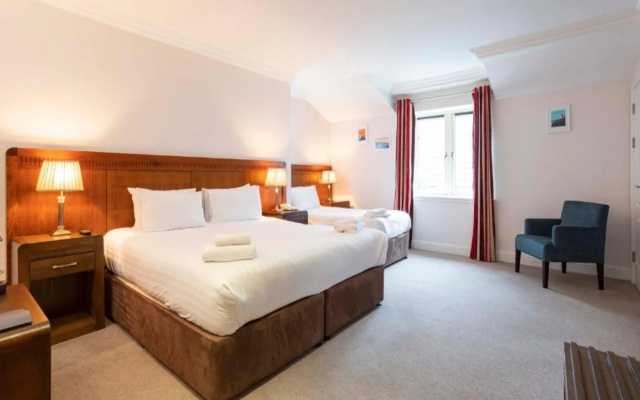 Schull Harbour Hotel & Leisure Centre