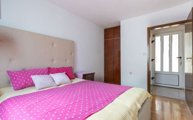 Modern Apartment in Okrug Gornji With Swimming Pool