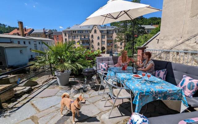 Flussblickwohnung mit Terrasse, Pool, Garten&Sauna - Zi2