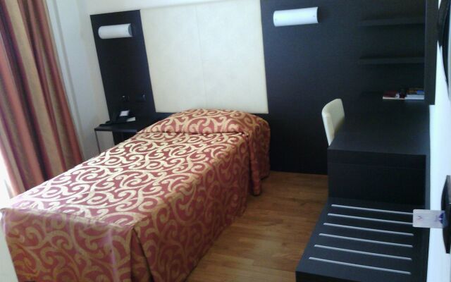 Raya Hotel Motel