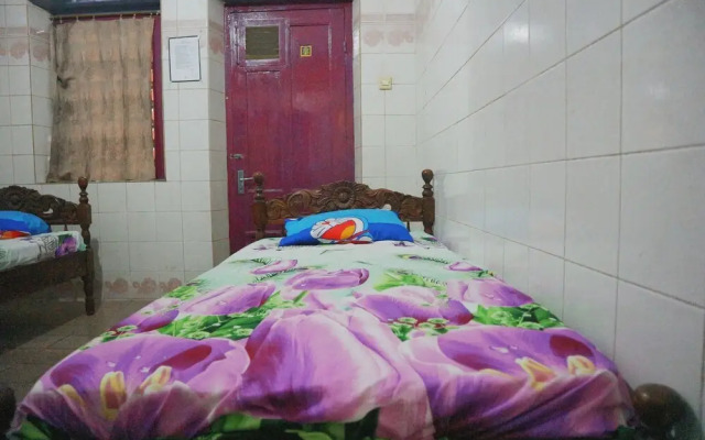 OYO Life 1972 Aman Family Inn Syariah