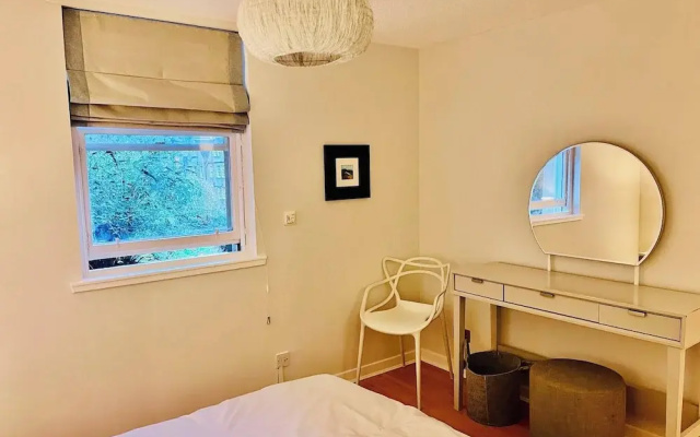Charming Edinburgh Apartment Beside Edinburgh Castle