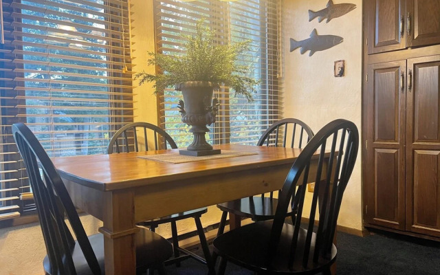 Four O'clock Lodge B14