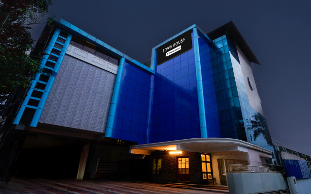 Super Townhouse Green Field Stadium Karyavattom