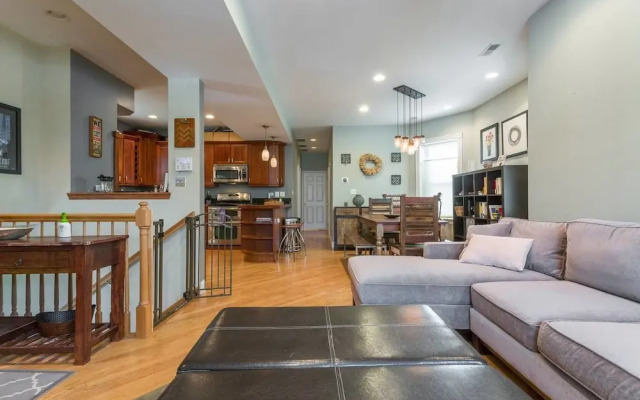 Spacious Split-level Apartment - Great for Groups