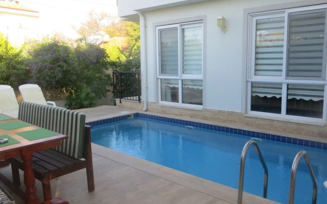 Villasevval-sleeps8-pool-bbq-ac-neartown