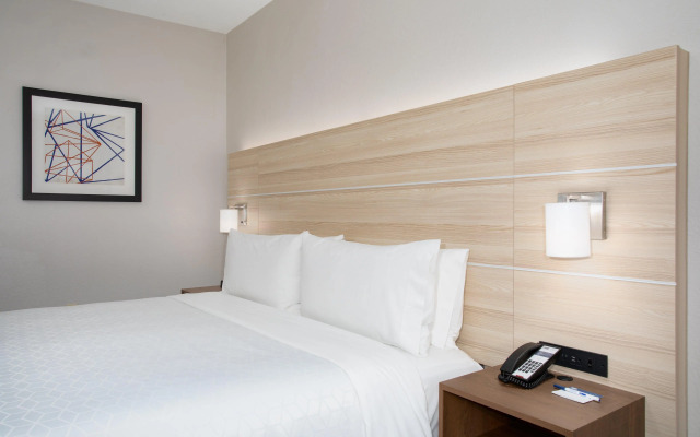 Holiday Inn Express & Suites Phoenix - Glendale Sports Dist by IHG