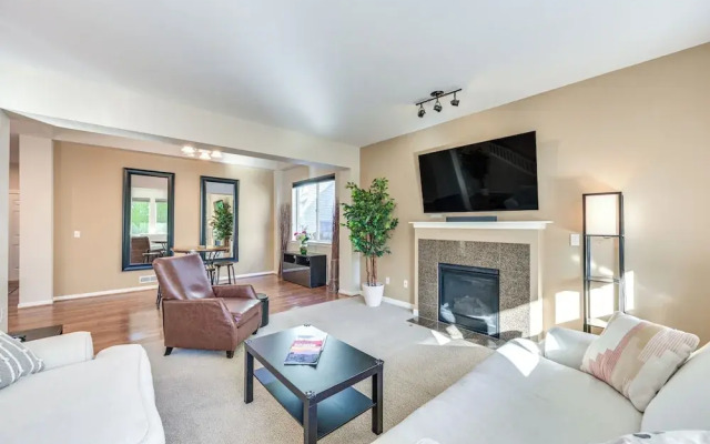 Spacious Kent Home Near Seatac Airport w/ Patio