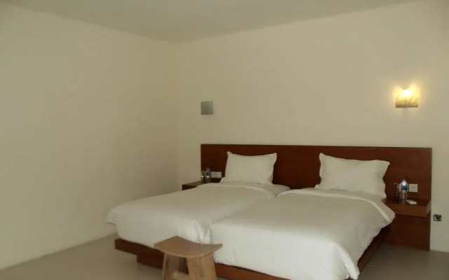 L Bajo Hotel